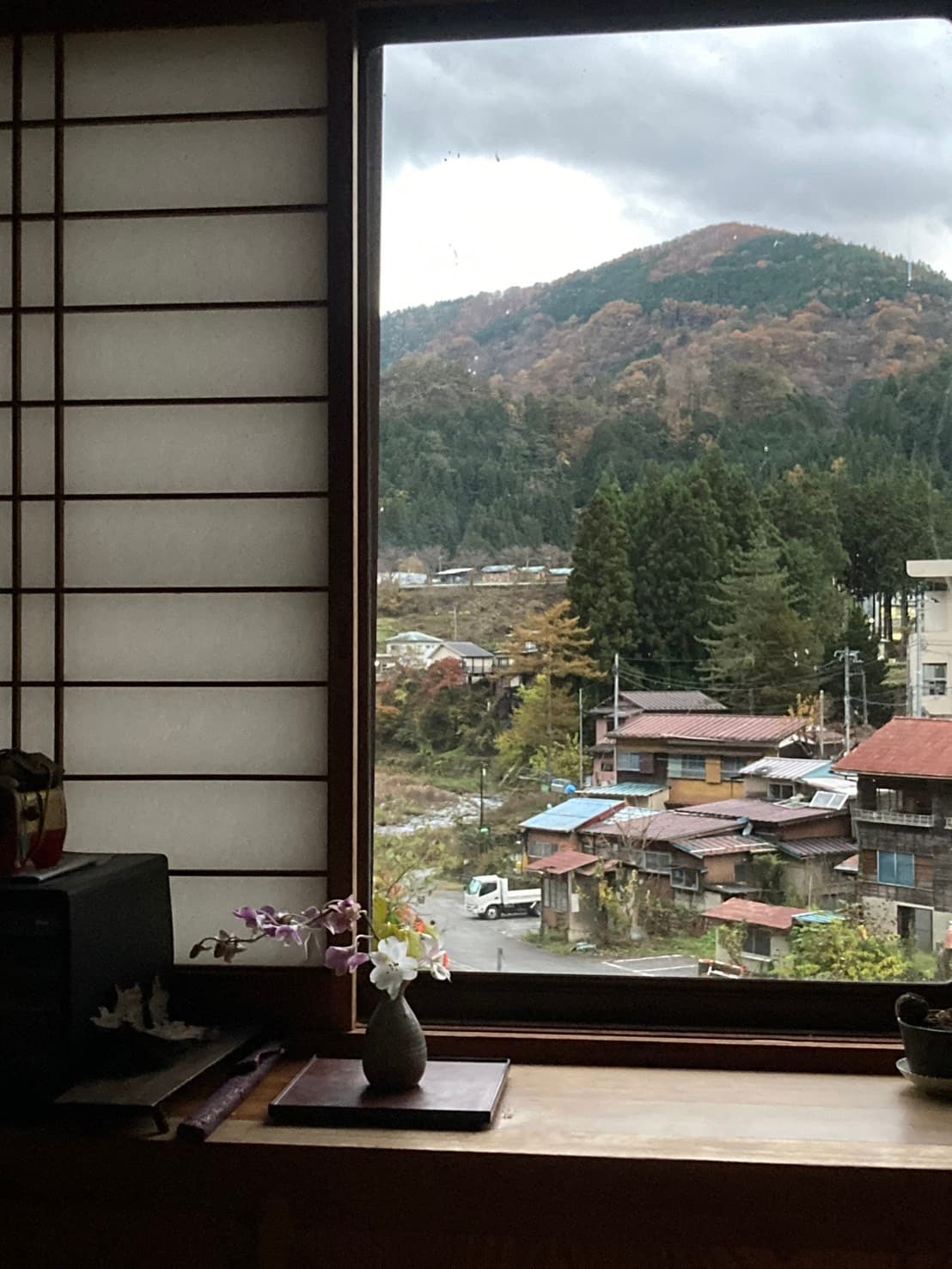 山梨県丹波山村の家の窓から見える景色